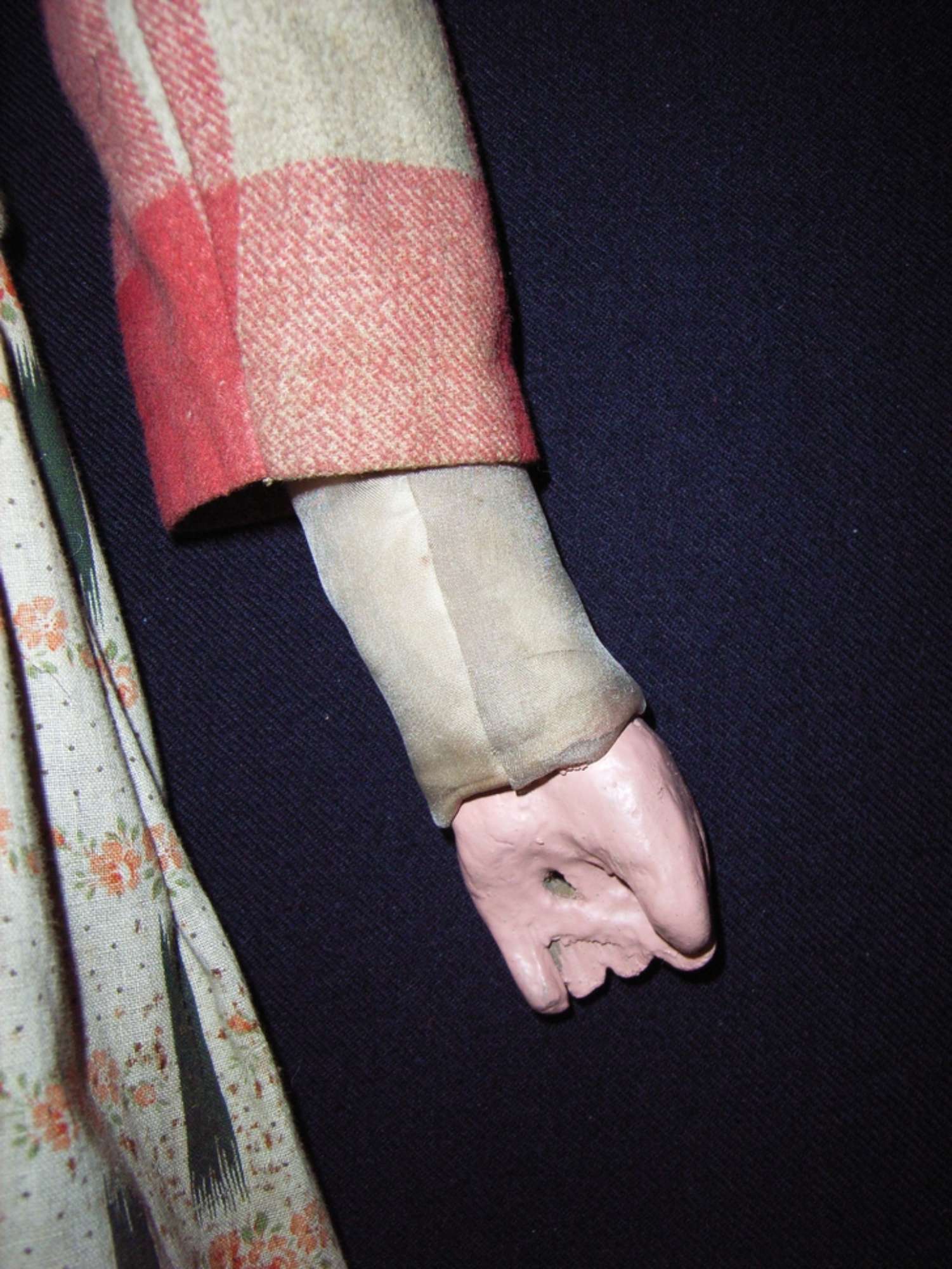 Particolare della manica sinistra dopo il restauro